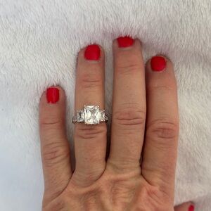 Elegant Silver tone Women's Ring
Size 7